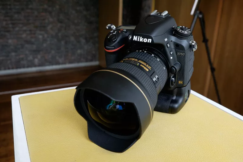 Nikon D4-Canon 5D Mark III